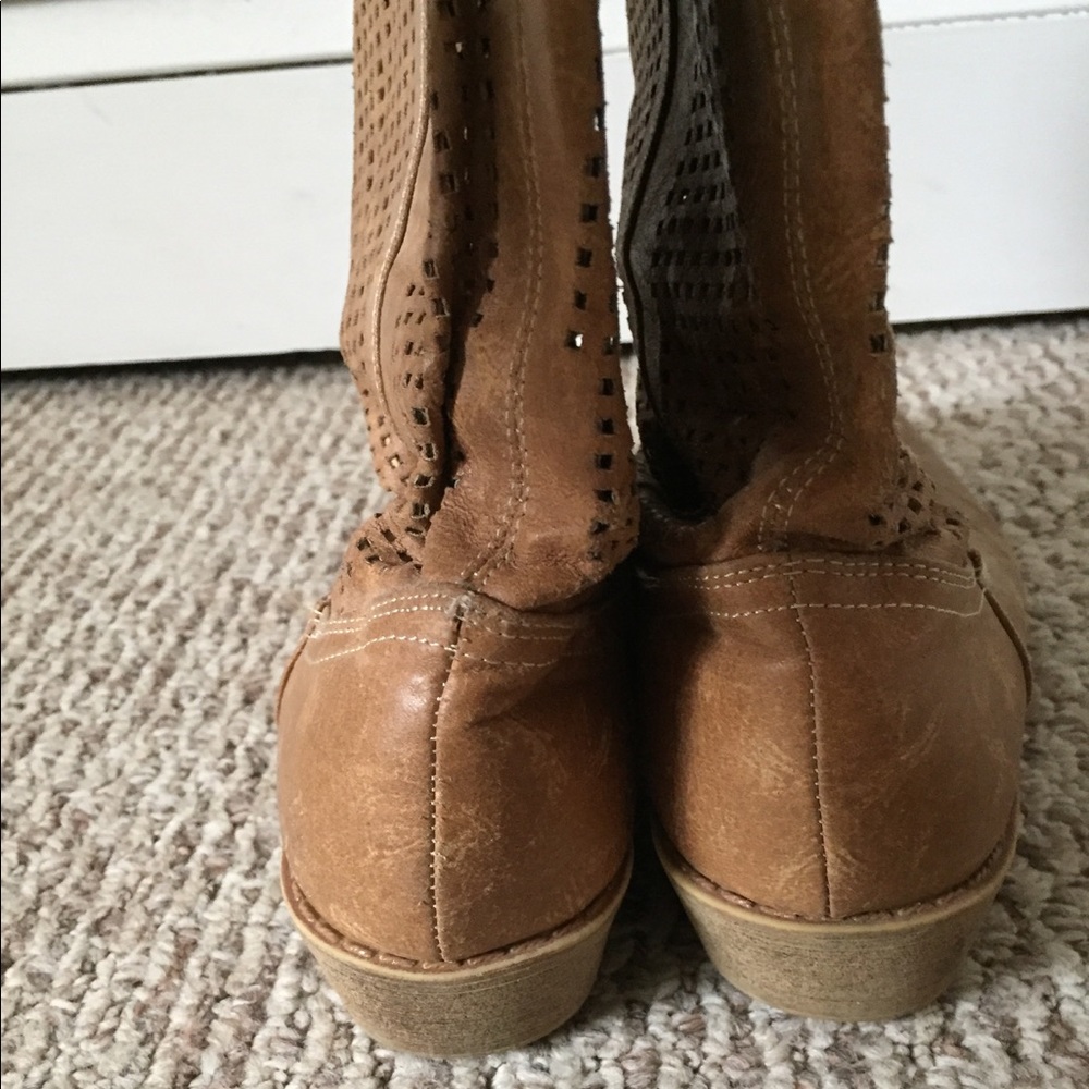 Boots - Picture 4 of 4
